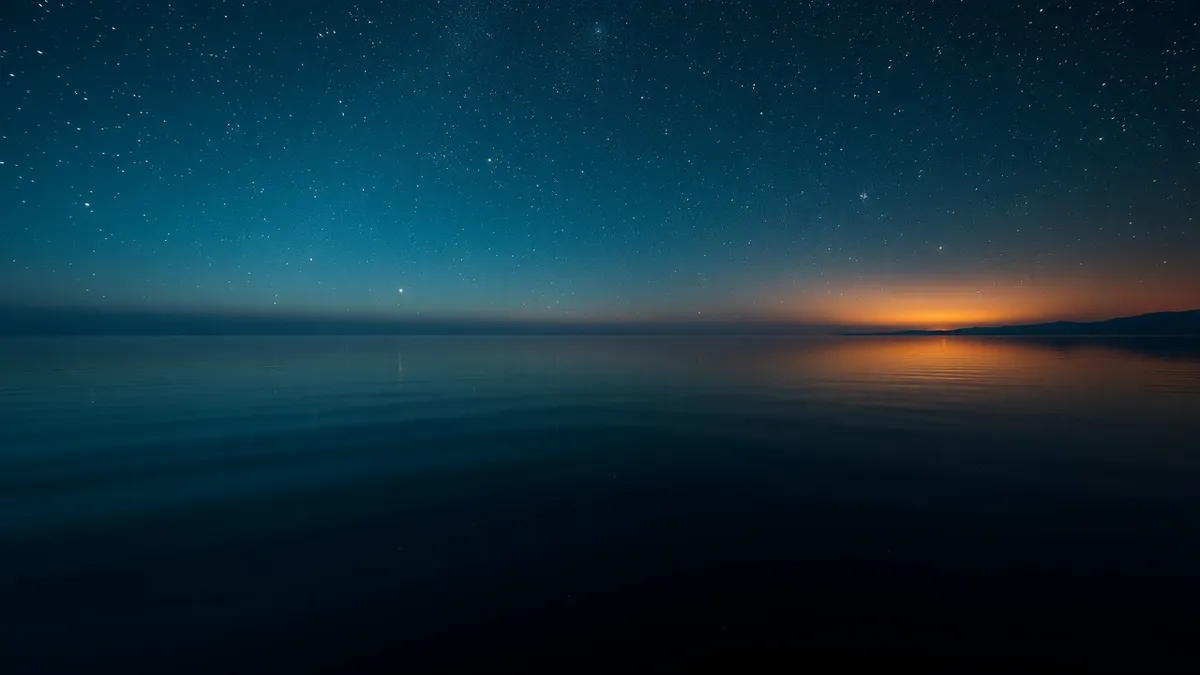 Зеркальная вода отражает звёздное небо